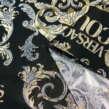 Жаккард костюмный с золотистым лого-принтом, цвет черный (011930)
