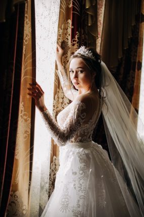 Платье невесты с прозрачным корсетом