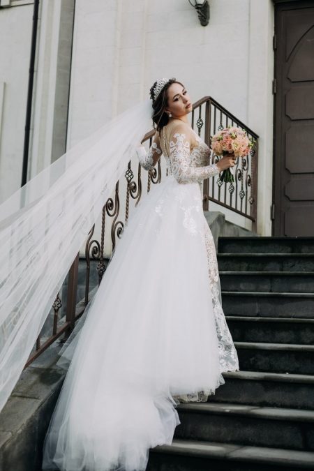 Платье невесты с прозрачным корсетом