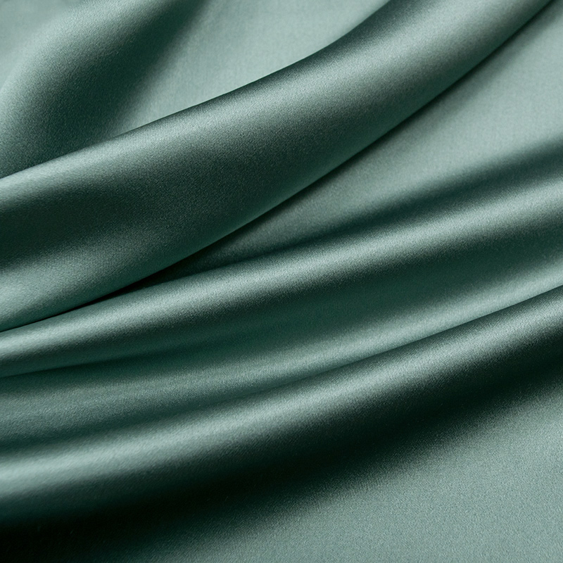 Плотный атлас. Ткань с гладкой поверхностью. Зеленый шелк. Гладкая ткань. Ткань шелк гладкая.